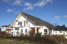 Neuwertiges Haus mit Einliegerwohnung in gepflegtem Umfeld und schöner Aussicht!